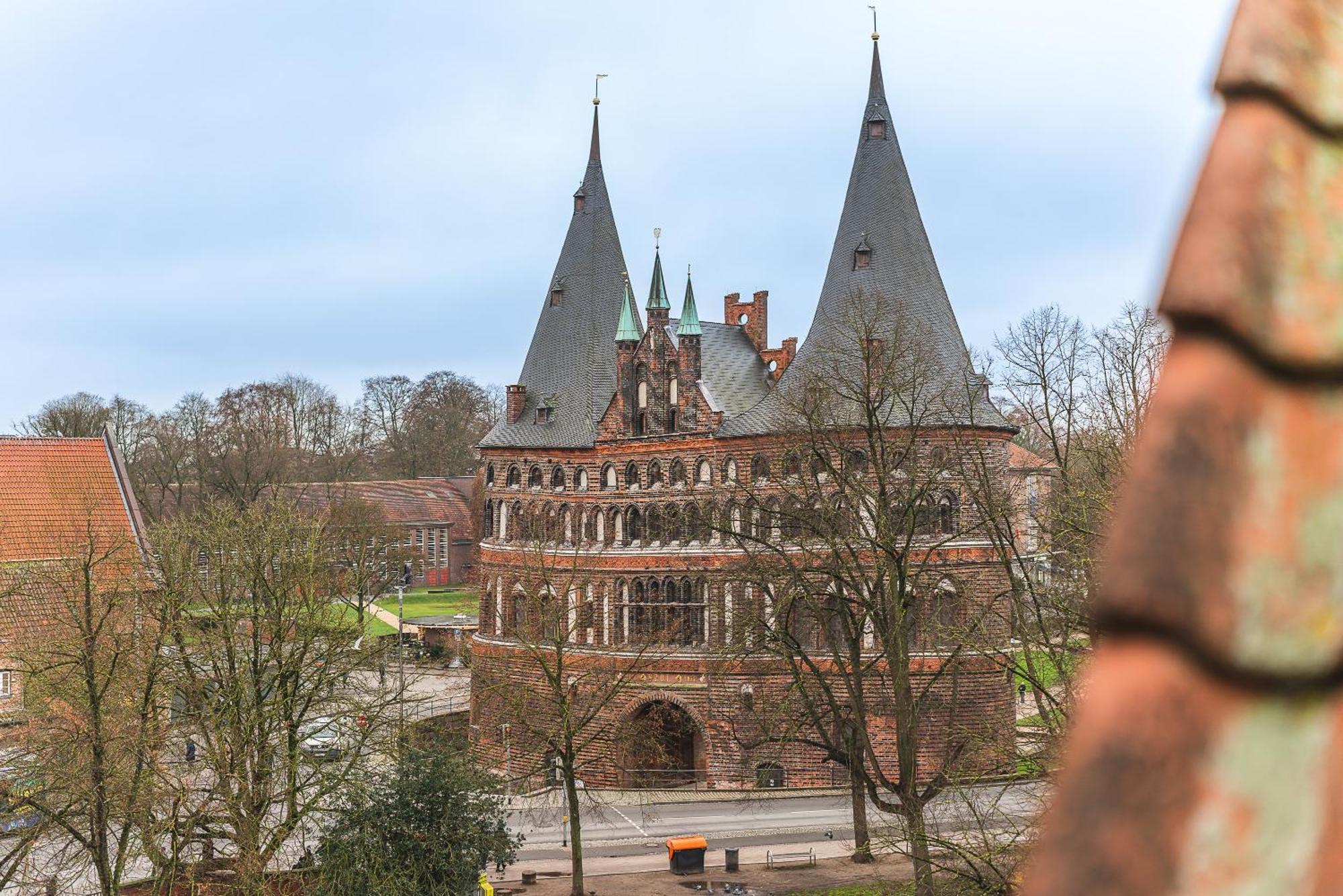 Maisonette Am Holstentor Mit Dachterrasse Und Heimkino Lubeck Luaran gambar